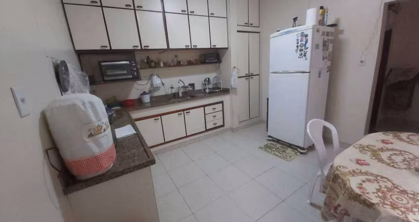 Ótimo apartamento na Rua Ator Paul Gustavo 137 no Miolo de Icaraí, andar alto, sol da manhã, silênci