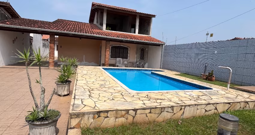 Sobrado à venda com 3 quartos, 3  banheiros, piscina no Pontal Santa Marina em Caraguatatuba-SP