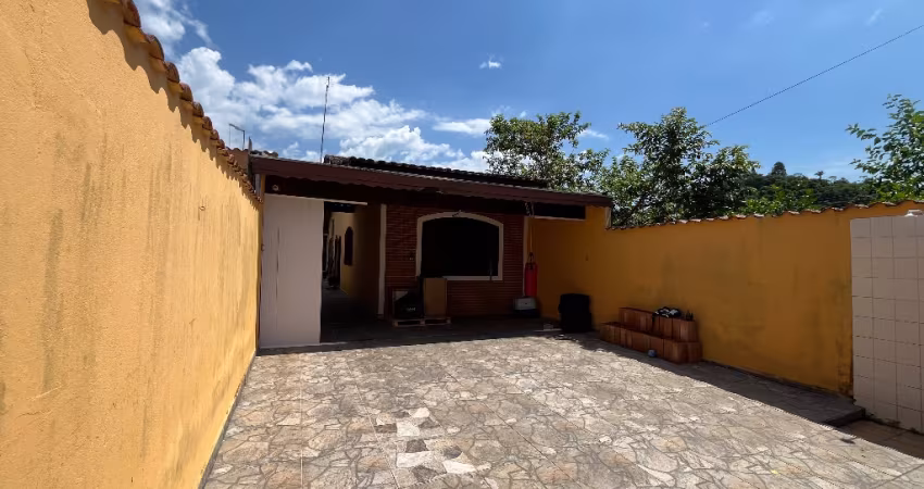 Linda casa com 2 dormitórios, 2 banheiros, 3 vagas Caraguatatuba-SP
