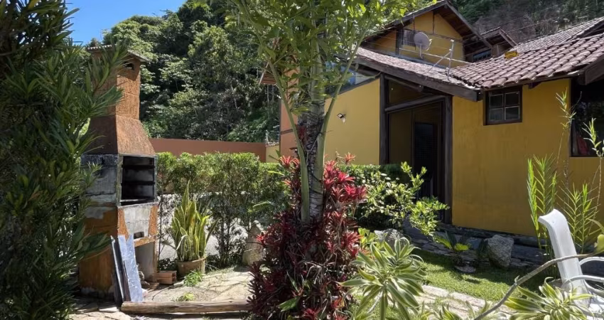 Sobrado / Condomínio fechado pronto para morar e desfrutar bons momentos com a família e amigos