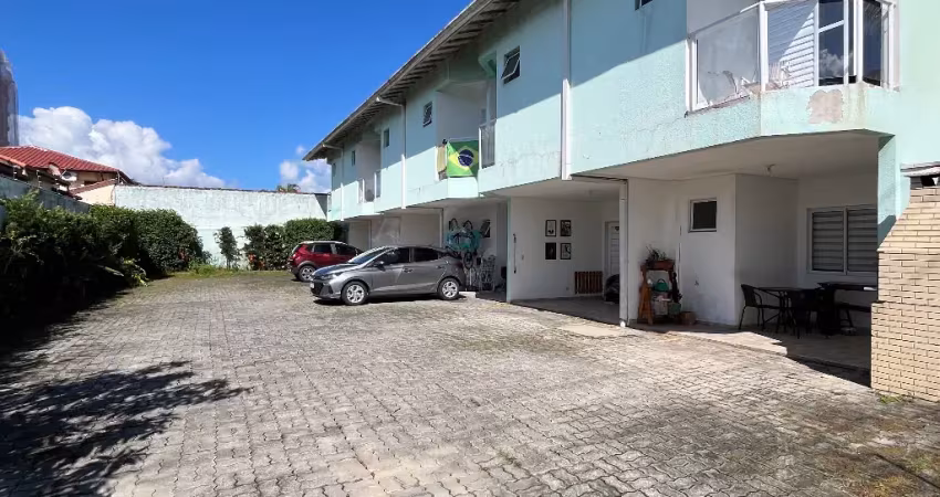 Linda casa de condomínio fechado com 3 quartos 1 suíte