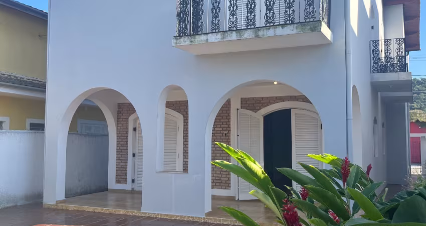 Linda Casa com 3 quartos, 2 banheiros em Caraguatatuba-SP