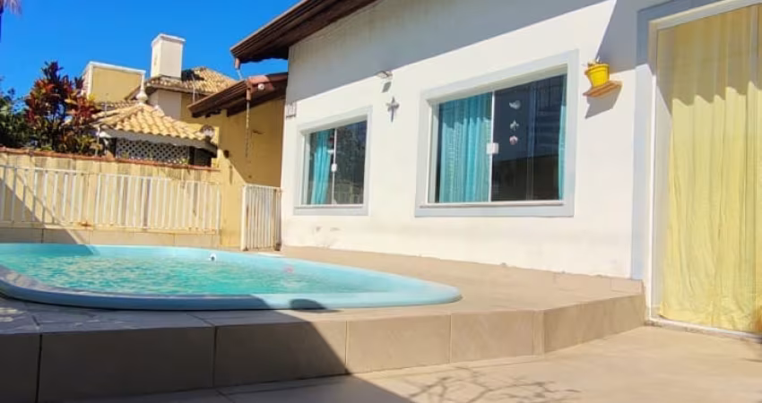 Linda casa com  3 quartos, 3 banheiros e piscina e churrasqueira!