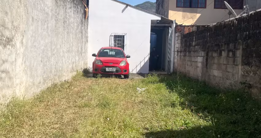 Ótima casa com 1 quarto, 2 banheiros para locação definitiva em caraguatatuba-sp