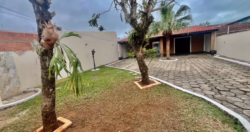 Linda casa com 3 quartos, 2 wc, para locação em caraguatuba-sp
