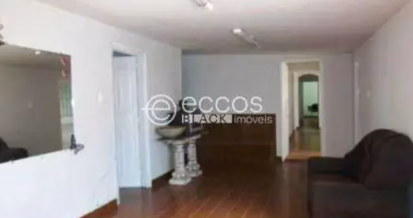 Casa com 6 quartos à venda na Rua Rivalino Pereira, --, Martins, Uberlândia