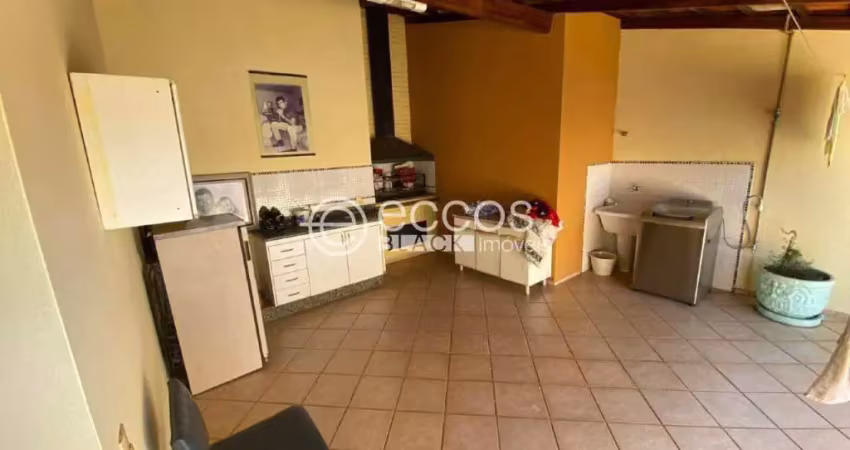 Apartamento à venda, 3 quartos, 1 suíte, 3 vagas, Santa Mônica - Uberlândia/MG