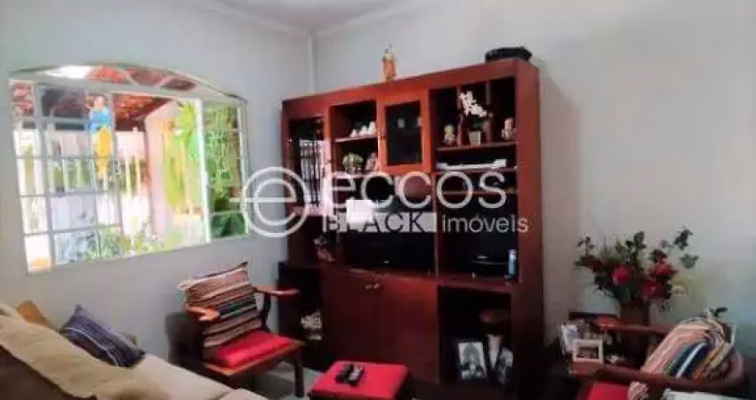 Casa à venda, 3 quartos, 1 suíte, 3 vagas, Santa Rosa - Uberlândia/MG