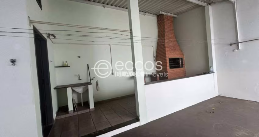 Casa à venda, 4 quartos, 1 suíte, 5 vagas, Santa Rosa - Uberlândia/MG
