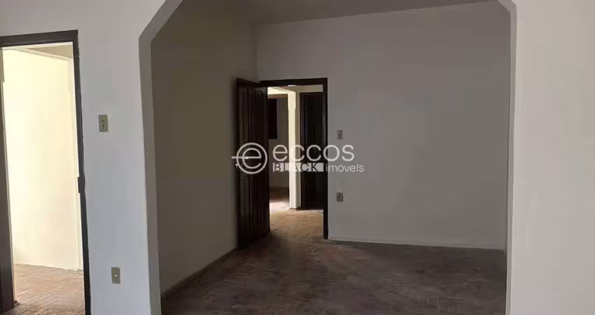 Casa com 3 quartos para alugar na Rua Marciano Santos, 103, Centro, Araguari
