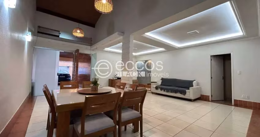 Casa à venda, 4 quartos, 3 suítes, 4 vagas, santa mônica - uberlândia/mg