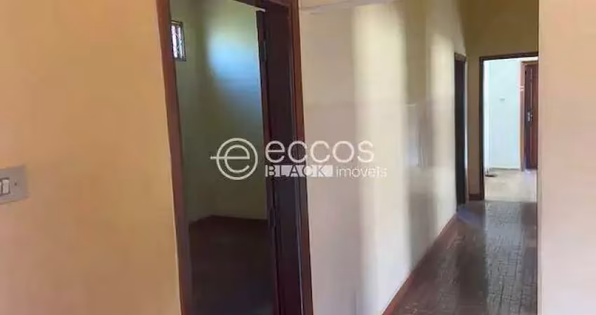 Casa à venda, 3 quartos, 1 vaga, centro - uberlândia/mg
