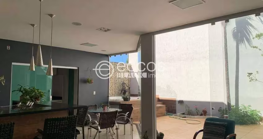 Casa à venda, 5 quartos, 4 suítes, 3 vagas, alto umuarama - uberlândia/mg