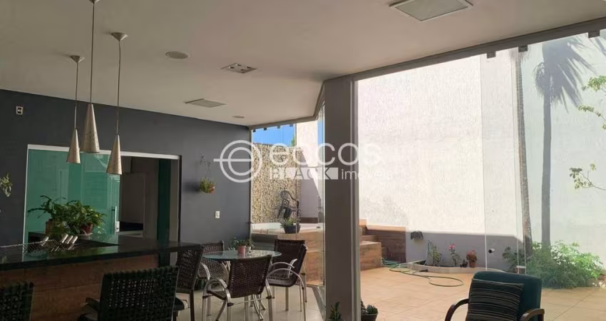 Casa à venda, 5 quartos, 4 suítes, 3 vagas, Alto Umuarama - Uberlândia/MG