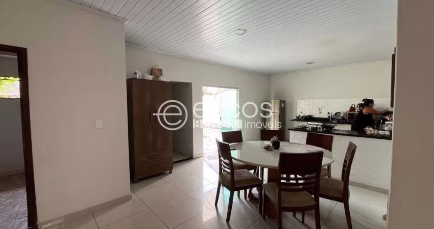 Casa à venda, 3 quartos, 1 suíte, 2 vagas, Pacaembu - Uberlândia/MG