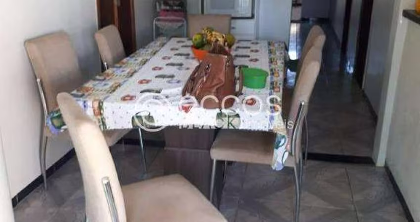 Casa à venda, 3 quartos, 1 suíte, 3 vagas, Granada - Uberlândia/MG