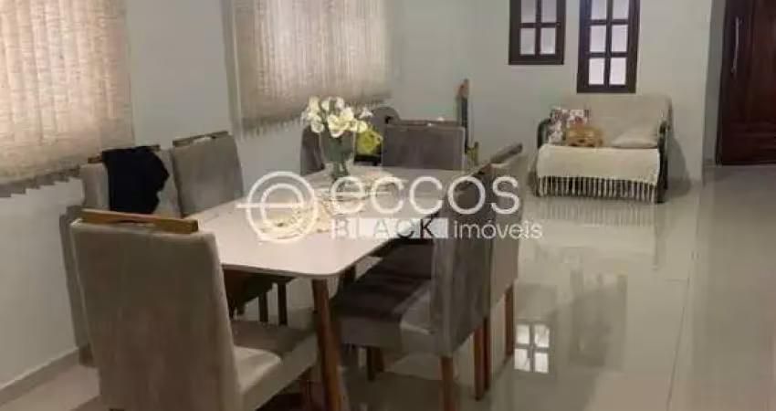 Casa à venda, 3 quartos, 1 suíte, 2 vagas, jóquei clube - araguari/mg