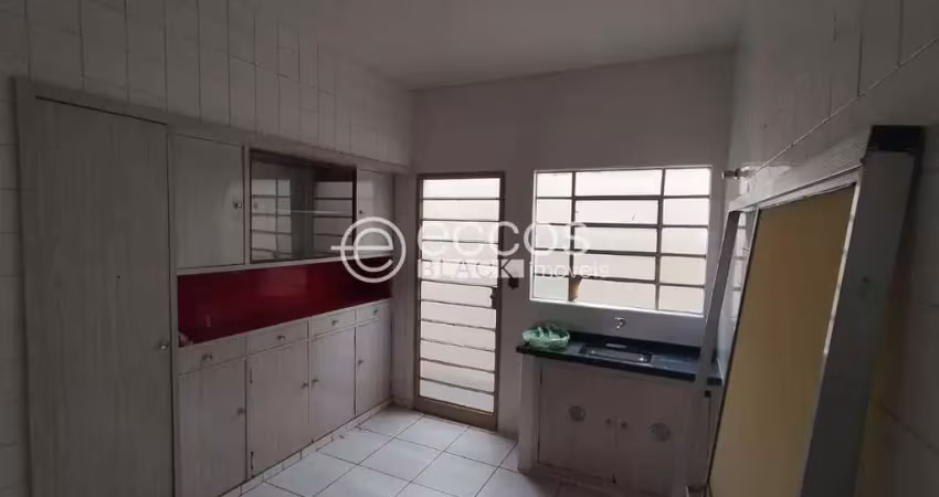 Casa com 3 quartos para alugar na Rua Pedro Nasciutti, 371, Centro, Araguari