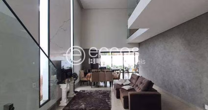 Casa em condomínio à venda, 4 quartos, 4 suítes, 2 vagas, Novo Mundo - Uberlândia/MG