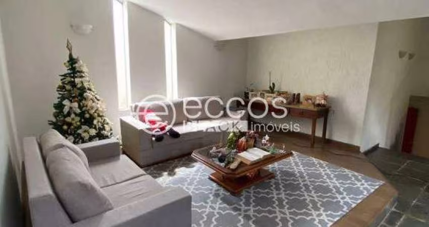 Casa à venda, 3 quartos, 1 suíte, 2 vagas, Martins - Uberlândia/MG