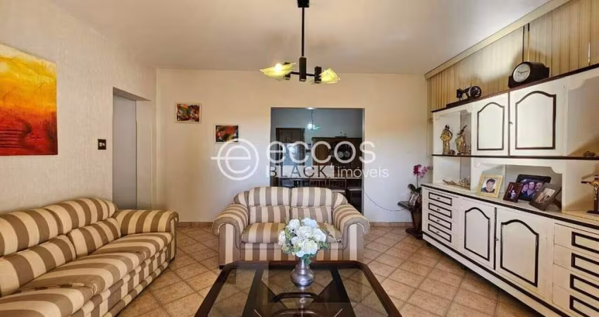 Casa à venda, 3 quartos, 1 suíte, 4 vagas, Tabajaras - Uberlândia/MG