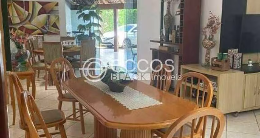 Casa à venda, 4 quartos, 3 suítes, 5 vagas, Presidente Roosevelt - Uberlândia/MG