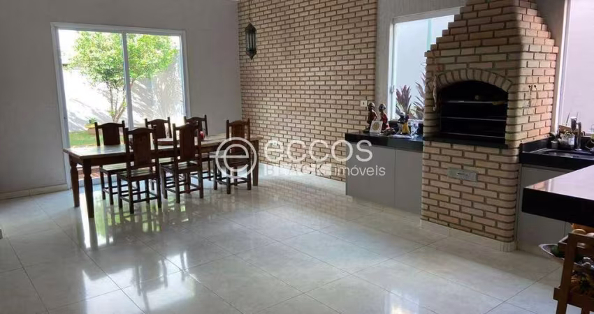 Casa em condomínio à venda, 3 quartos, 3 suítes, 1 vaga, Aclimação - Uberlândia/MG