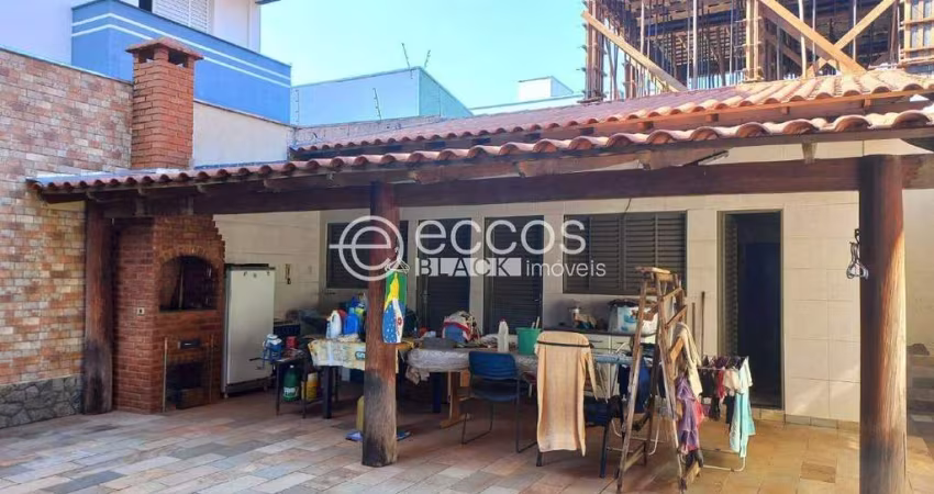Casa à venda, 5 quartos, 1 suíte, 4 vagas, Santa Mônica - Uberlândia/MG