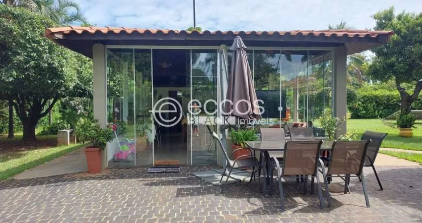 Casa à venda com 4 suítes, vagas cobertas para 4 carros, condomínio morada do sol, Uberlândia/MG