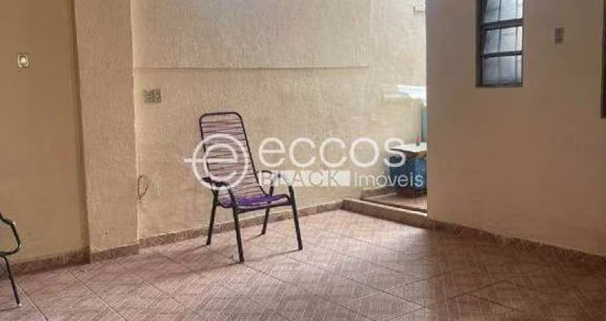 Casa à venda, 3 quartos, 1 suíte, 1 vaga, Centro - Uberlândia/MG