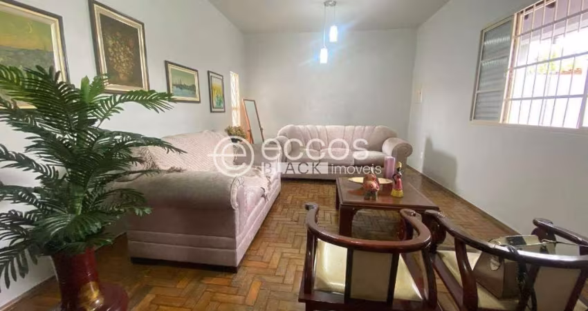Casa à venda, 4 quartos, 1 suíte, 2 vagas, Santa Mônica - Uberlândia/MG