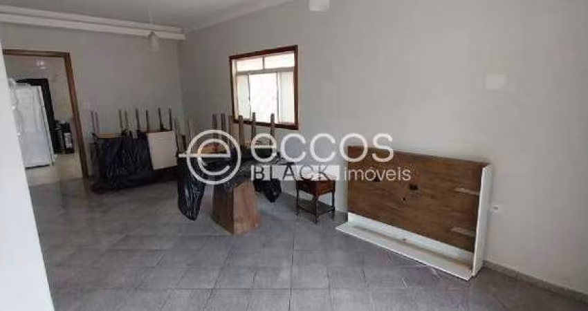 Casa à venda, 3 quartos, 1 suíte, 4 vagas, Santa Mônica - Uberlândia/MG