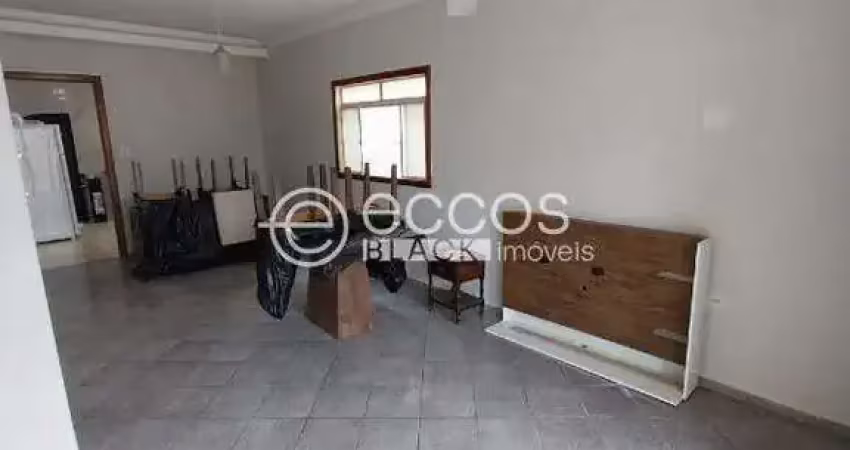 Casa à venda, 3 quartos, 1 suíte, 4 vagas, santa mônica - uberlândia/mg