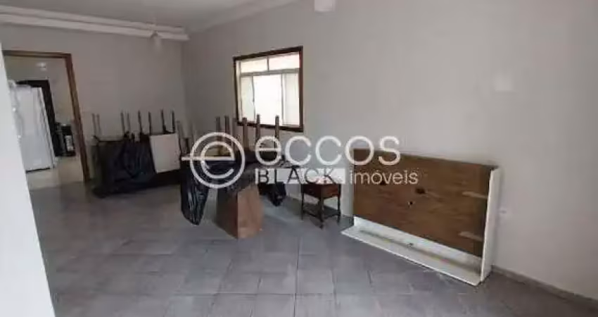 Casa à venda, 3 quartos, 1 suíte, 4 vagas, santa mônica - uberlândia/mg