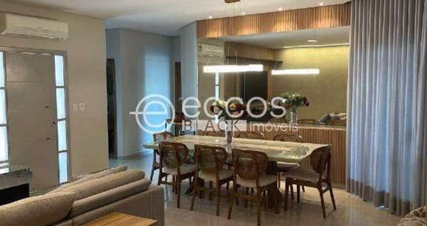 Casa à venda, 3 quartos, 3 suítes, 2 vagas, Santa Mônica - Uberlândia/MG