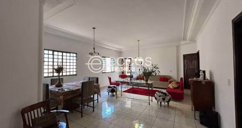 Casa à venda, 4 quartos, 4 suítes, 4 vagas, Jardim Karaíba - Uberlândia/MG
