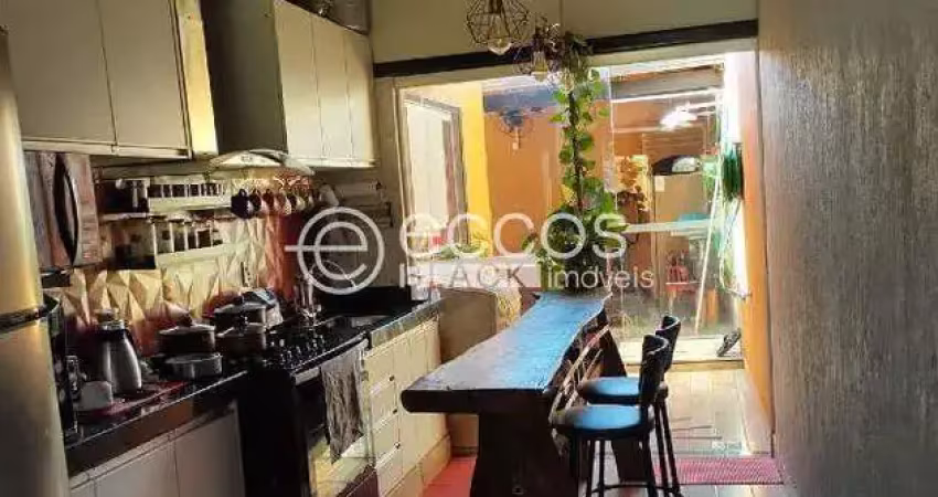 Casa em condomínio à venda, 3 quartos, 1 suíte, 2 vagas, Vila Arquelau - UBERABA/MG