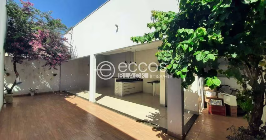 Casa em condomínio à venda, 3 quartos, 2 suítes, 4 vagas, Jardim Holanda - Uberlândia/MG