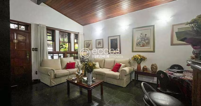 Casa à venda, 8 quartos, 2 suítes, 3 vagas, Santo Antônio - Belo Horizonte/MG