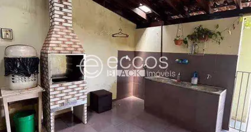 Casa à venda, 4 quartos, 1 suíte, 2 vagas, Martins - Uberlândia/MG