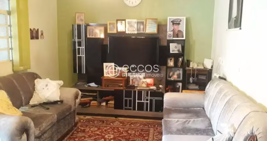 Casa com 2 quartos à venda na Rua Maurício Alves, 96, Industrial, Araguari