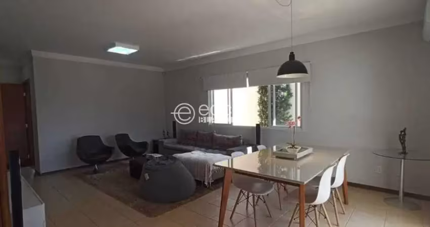 Casa para aluguel, 2 quartos, 1 suíte, 2 vagas, Jardim Karaíba - Uberlândia/MG