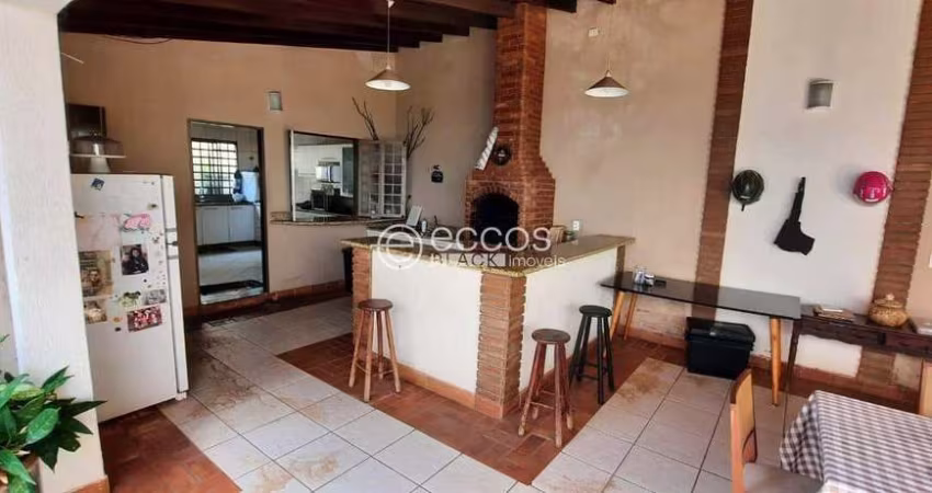 Casa à venda, 6 quartos, 1 suíte, 1 vaga, CENTRO - ARAGUARI/MG