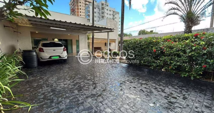 Casa para aluguel, 3 quartos, 2 suítes, 4 vagas, Patrimônio - Uberlândia/MG