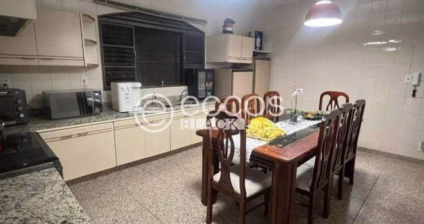 Casa à venda, 3 quartos, 2 suítes, 2 vagas, Residencial Gramado - Uberlândia/MG