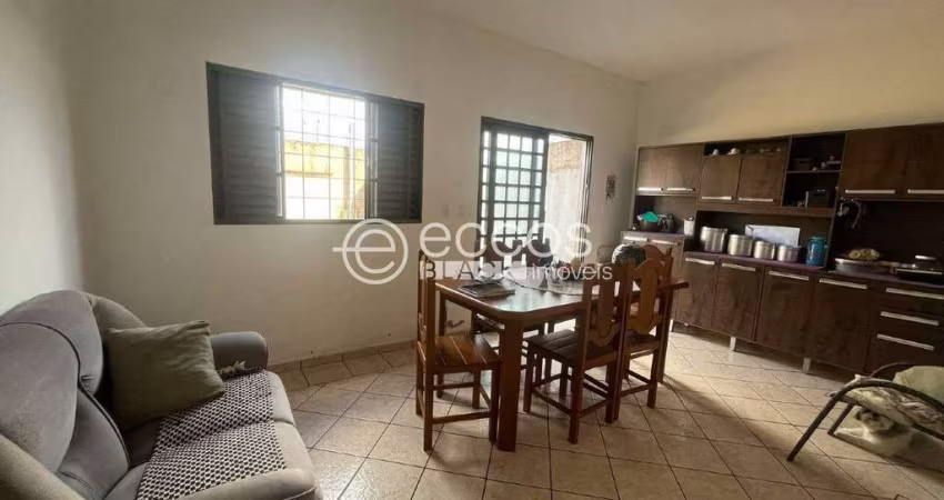 Casa à venda, 3 quartos, 1 suíte, 2 vagas, Laranjeiras - Uberlândia/MG
