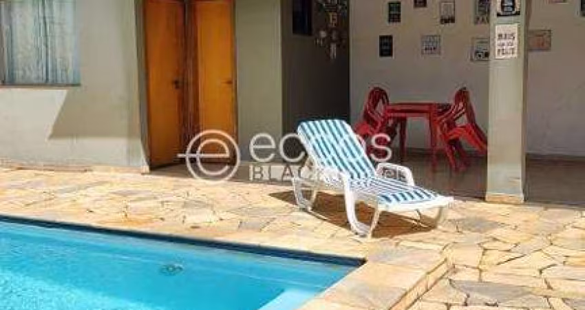 Casa para aluguel, 3 quartos, 1 suíte, 4 vagas, Segismundo Pereira - Uberlândia/MG