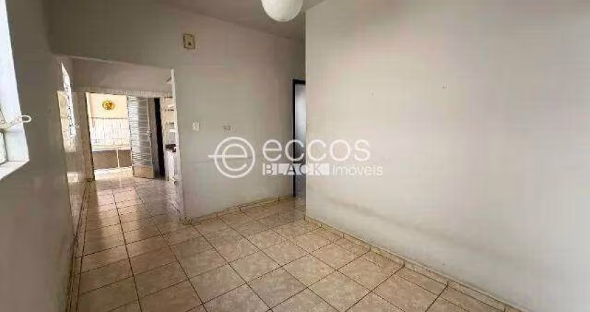 Casa para aluguel, 3 quartos, 1 suíte, 2 vagas, Centro - Uberlândia/MG