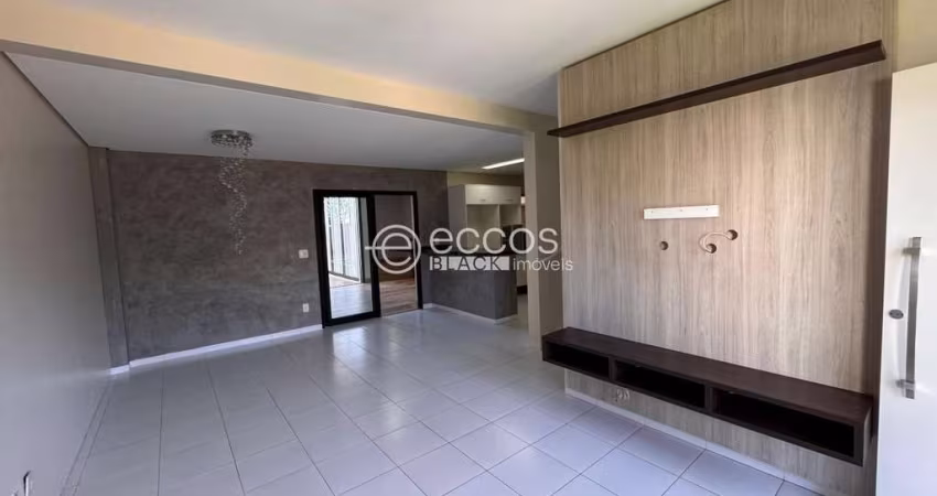 Casa em condomínio para aluguel, 4 quartos, 4 suítes, 2 vagas, Granja Marileusa - Uberlândia/MG