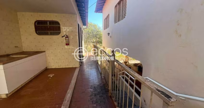 Imóvel Comercial à venda, 3 quartos, 1 suíte, 2 vagas, Centro - Uberlândia/MG